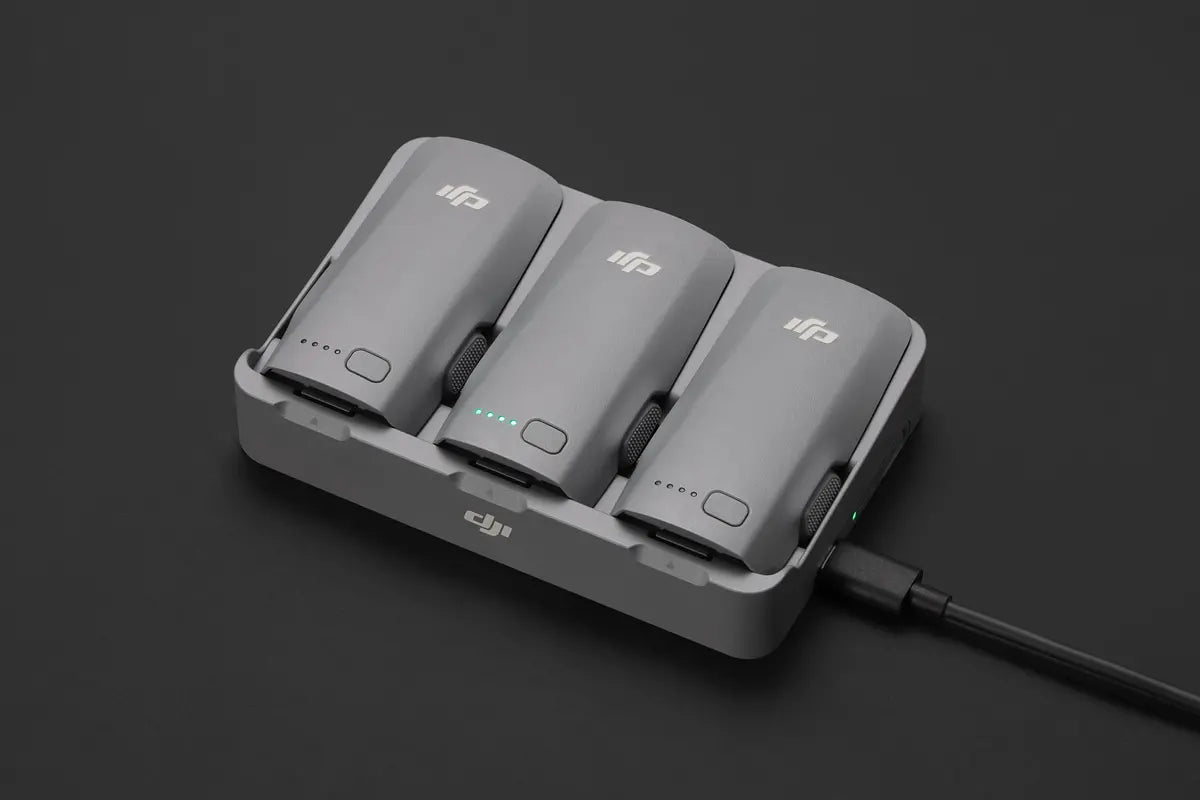 DJI Neo 2 Two-Way Charging Hub - Con tres baterías instaladas
