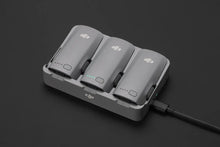 DJI Neo 2 Two-Way Charging Hub - Con tres baterías instaladas