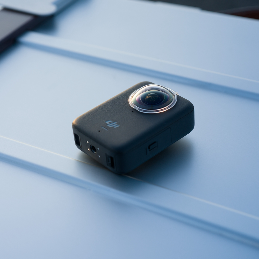Protectores de lente transparentes instalados en la cámara DJI Osmo 360