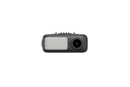 DJI OM 7 kit de seguimiento de serie - Detalle del módulo magnético y luz LED frontal