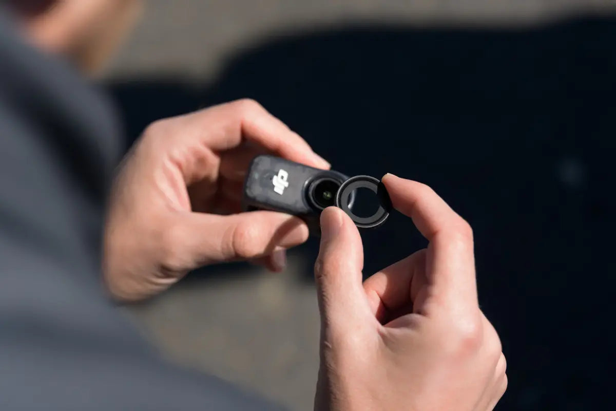 Protector de lente de cristal instalado en la cámara DJI Osmo Nano