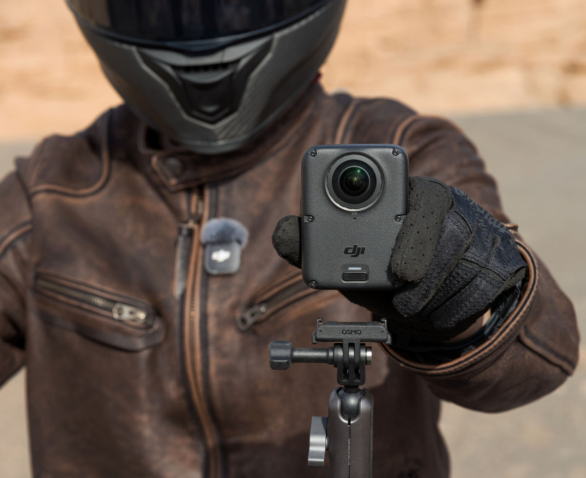DJI Osmo 360 II con accesorios del ecosistema Osmo para motocicleta